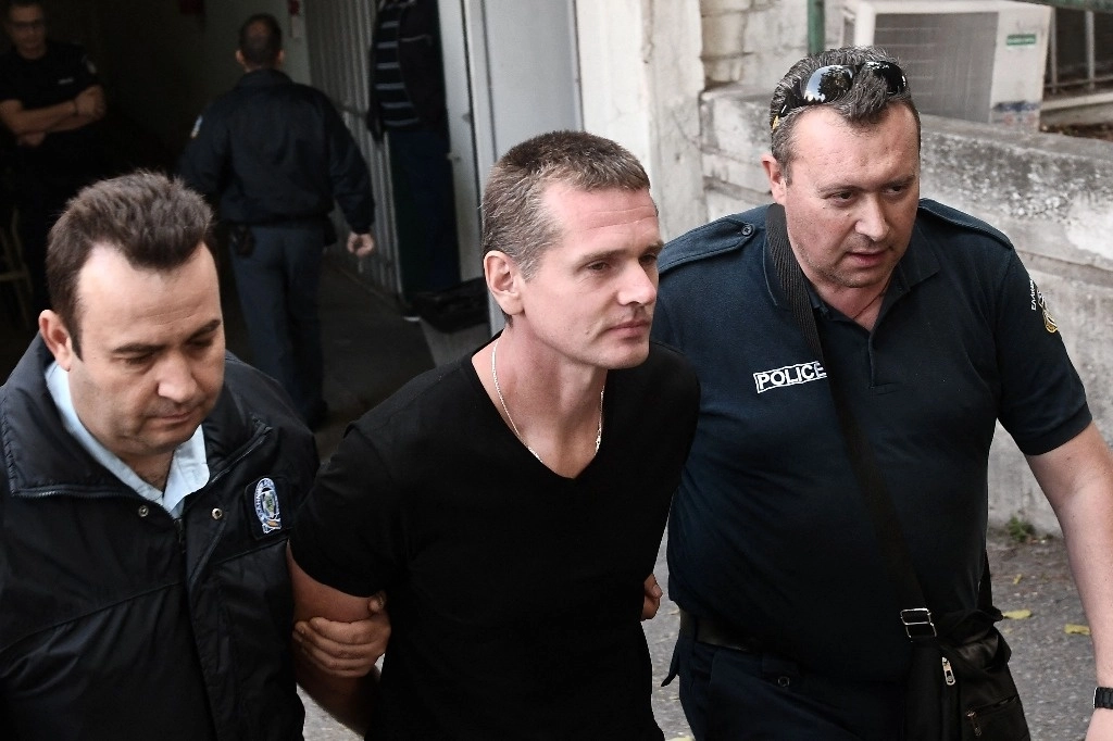 El ruso Alexander Vinnik es escoltado por agentes de policía, el 4 de octubre de 2017. Foto Afp