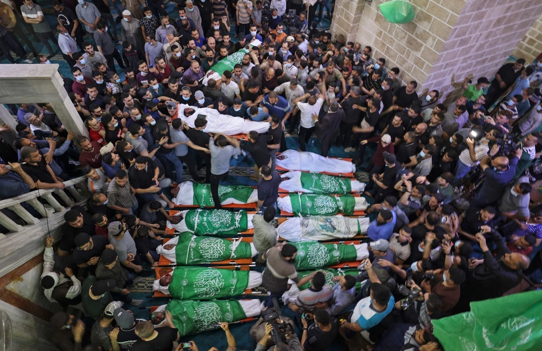Palestinos se reúnen para despedir a 13 militantes de Hamas, muertos durante bombardeos israelíes en la franja de Gaza, el 13 de mayo de 2021. Foto Afp 