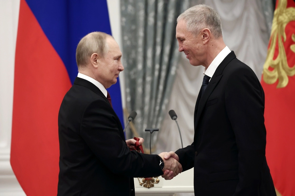 El presidente de Rusia, Vladimir Putin, otorga al representante de la región de Kherson la orden "Por mérito a la patria". Foto Ap