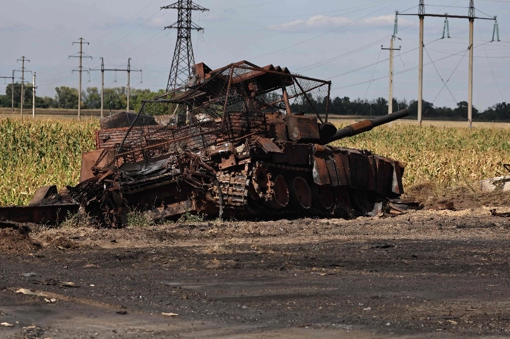 Tanque ruso destruido por las fuerzas ucranias en las afueras de la ciudad rusa de Sudzha, región de Kursk. Foto Afp