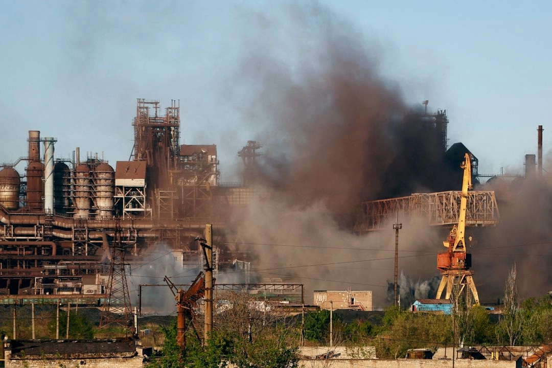 Planta Metalúrgica Azovstal en Mariupol durante un bombardeo en territorio de la República Popular de Donetsk, al este de Ucrania, el 7 de mayo de 2022. Foto