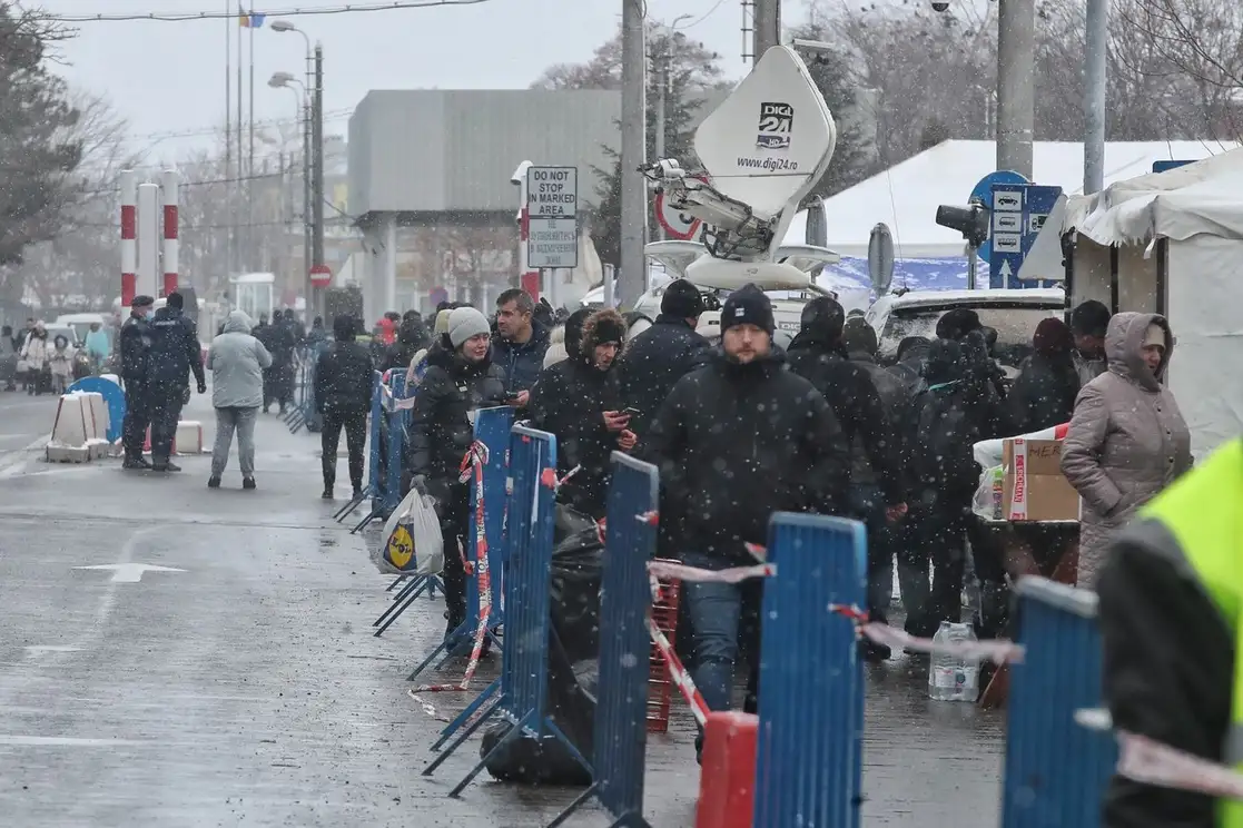 Refugiados ucranios ingresan a Rumania por la ciudad de Siret, ubicada en los límites de ambas naciones. La frontera se mantiene cerrada debido a la guerra entre Rusia y Ucrania, y solo pueden ingresar desde territorio ucranio mujeres y niños, el 2 de marzo de 2022. Foto Marco Peláez
