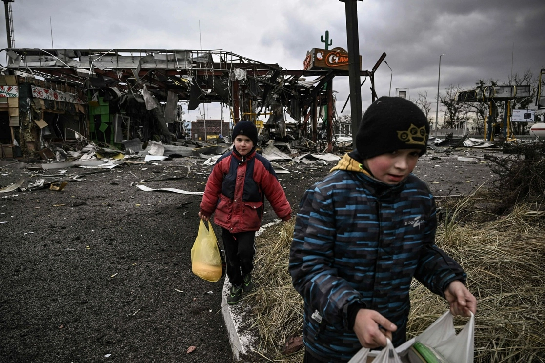 Niños evacuan la ciudad de Irpin, al noroeste de Kiev, durante fuertes bombardeos, el 5 de marzo de 2022. Foto Afp
