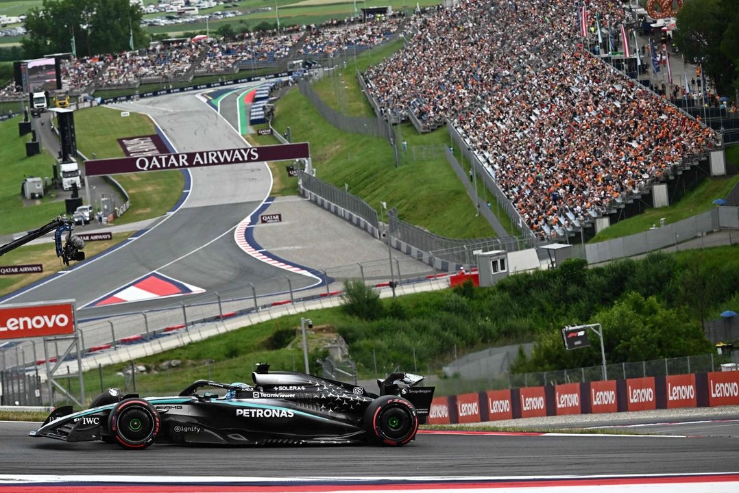 George Russell, de Mercedes, mantuvo a Max Verstappen lejos de lo más alto de la clasificación con la vuelta más rápida en los primeros entrenamientos para el Gran Premio de Austria, el 27 de junio de 2025. Foto 