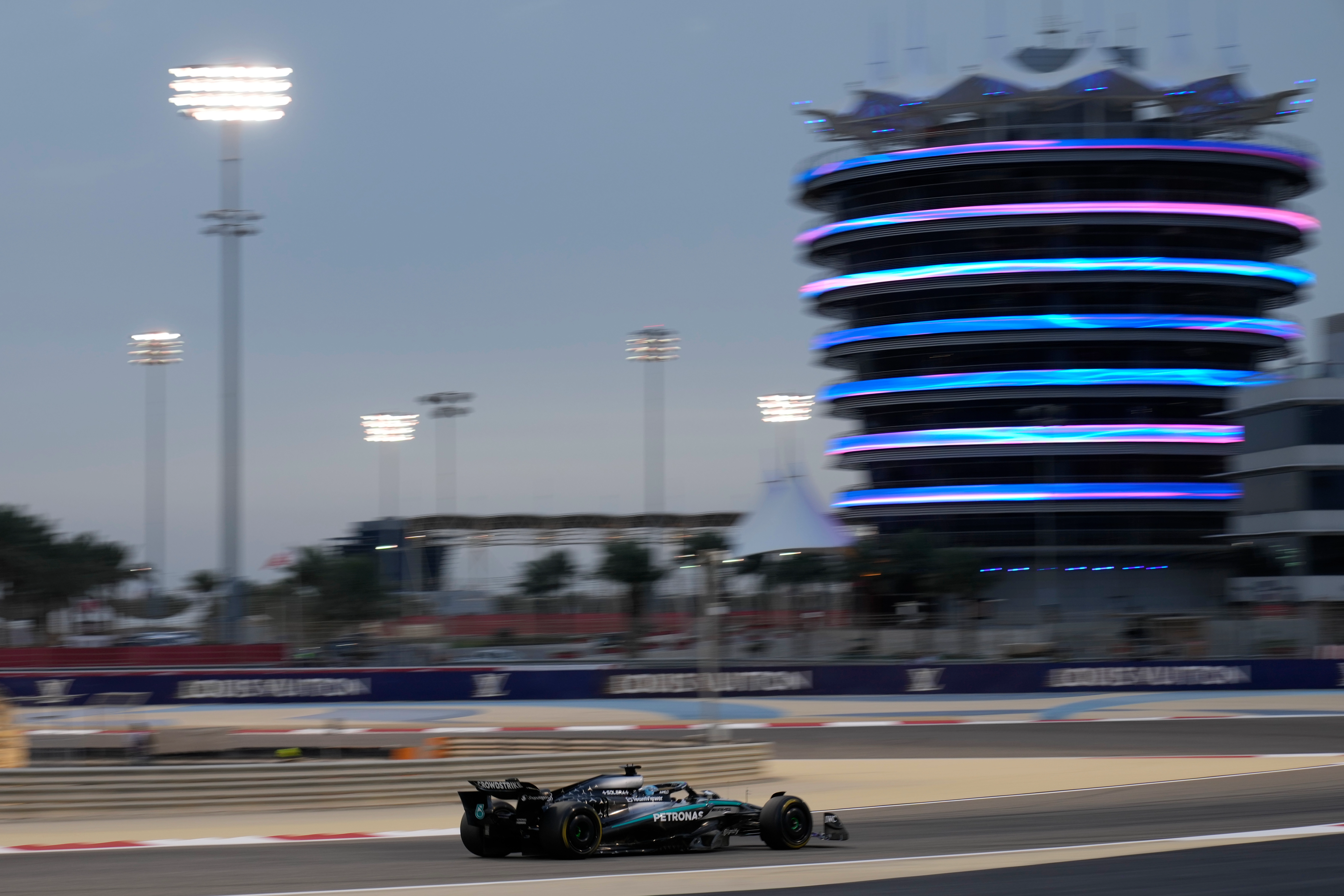 George Russell terminó liderando el tercer y último día de las pruebas de pretemporada de la Fórmula Uno en Bahréin dejando a Mercedes a la cabeza después de superar al actual campeón del mundo Max Verstappen en los minutos finales. Imagen del 28 de febrero de 2025. Foto