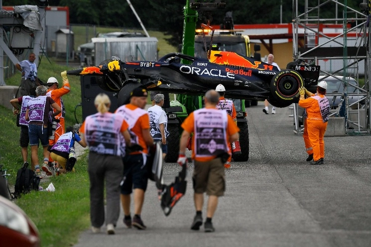 Los alguaciles retiran el auto del piloto mexicano Sergio Pérez de Red Bull Racing después de que chocó contra una barrera durante la primera sesión de práctica en la pista de carreras de Hungaroring en Mogyorod, cerca de Budapest, el 21 de julio de 2023. Foto Afp