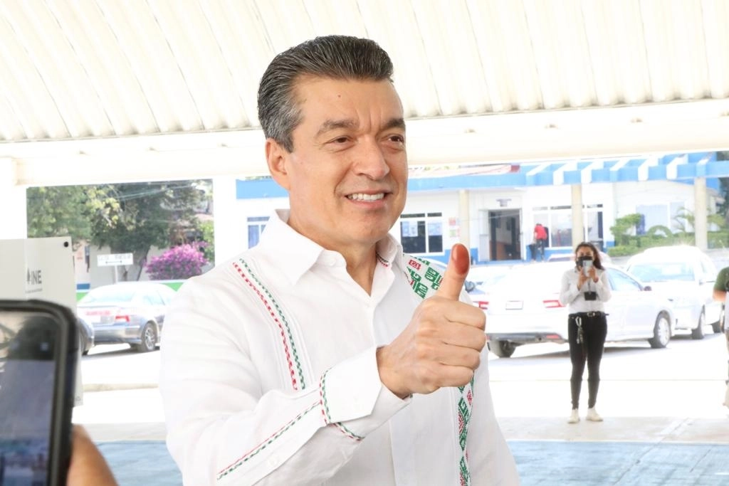Rutilio Escandón luego de emitir su voto. Foto Elio Henríquez