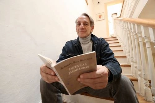 Su nuevo libro fue concebido como un concierto en torno a las flores lilas, porque "las palabras son música, y cada poema es una composición que da una nota y tonalidad", refiere el ensayista y editor en charla con este diario. Foto Luis Castillo