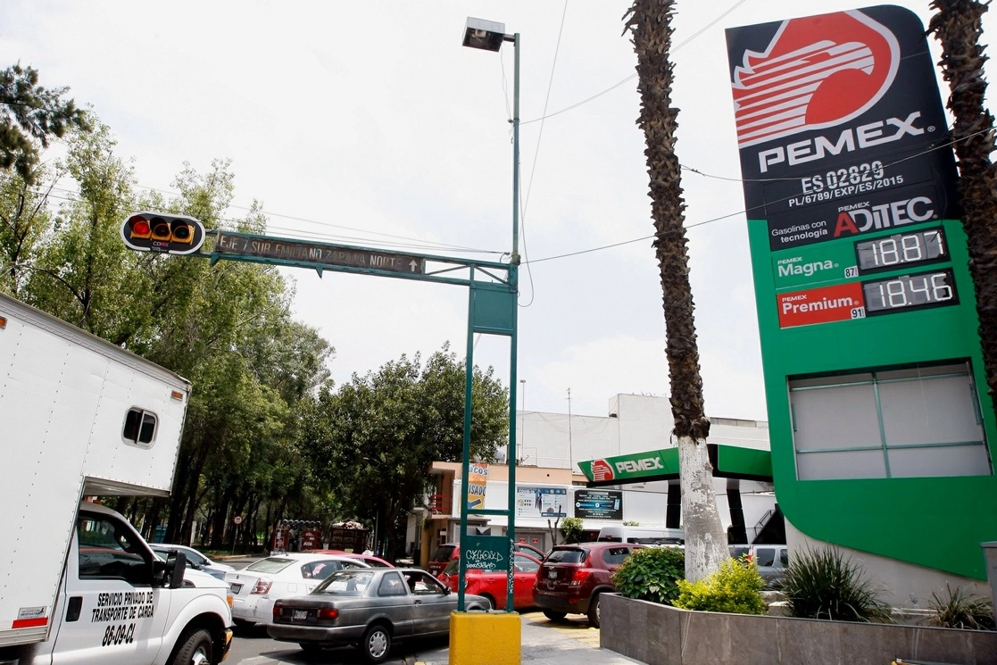Una gasolinera en la CDMX. Foto Roberto García Ortiz