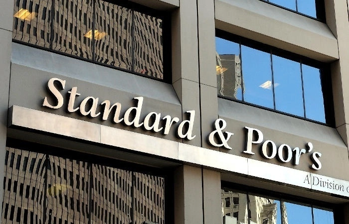 S&P recortó las calificaciones de Associated Banc-Corp y Valley National Bancorp por los riesgos de financiamiento y la mayor dependencia de los depósitos intermediados, mientras que las de UMB Financial Corp, Comerica Bank y KeyCorp fueron rebajadas por las grandes salidas de depósitos y las tasas más altas predominantes. Foto Ap / Archivo