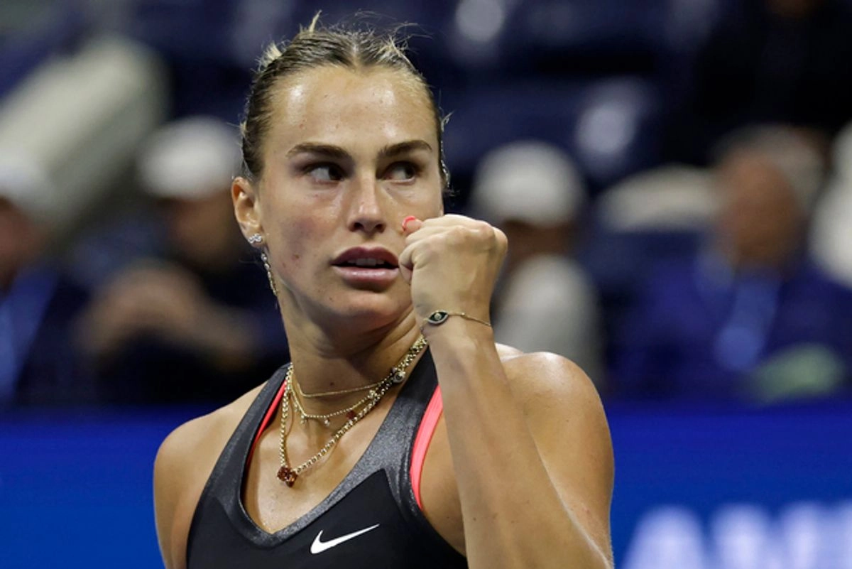 La tenista bielorrusa Aryna Sabalenka festeja al término del duelo ante Polina Kudermetova. Foto 