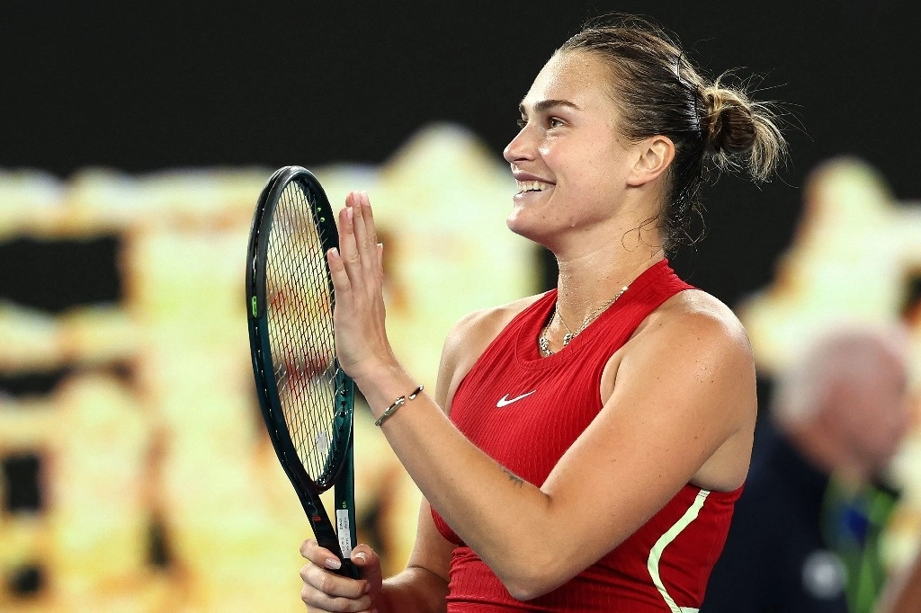 Cuatro meses después de la final perdida en el US Open, Aryna Sabalenka se cobró la revancha ante Coco Gauff en semifinales en Melbourne. La número 2 del mundo queda así a una victoria de conquistar su segundo Abierto de Australia consecutivo. La imagen, del 25 de enero de 2024. Foto Afp