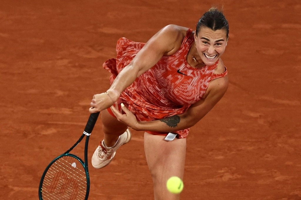 Aryna Sabalenka, dos veces ganadora del Abierto de Australia, no invirtió demasiadas energías para eliminar a la joven rusa Erika Andreeva por 6-1 y 6-2, clasificándose para la segunda ronda en Roland Garros, el 28 de mayo de 2024. Foto Afp
