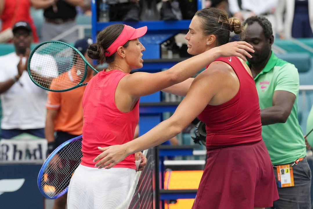 Jessica Pegula, a la izquierda, y Aryna Sabalenka se abrazan al final de la final individual femenina del Abierto de Miami, el sábado 29 de marzo de 2025, en Miami Gardens, Florida. Foto
