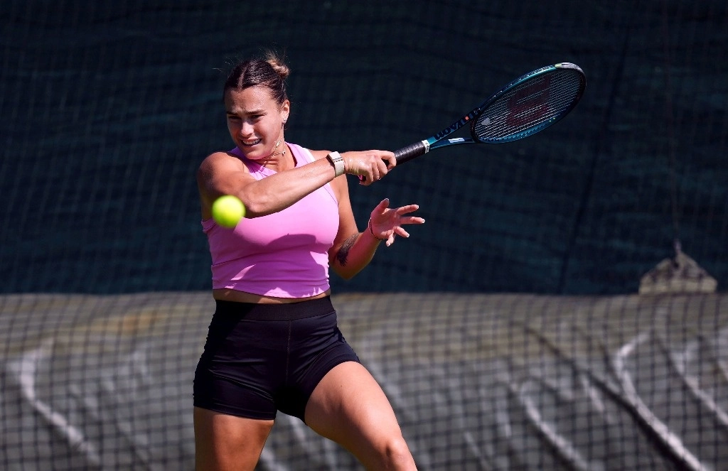 La tenista bielorrusa Aryna Sabalenka, durante un entrenamiento previo al torneo en Wimbledon. Foto Ap 