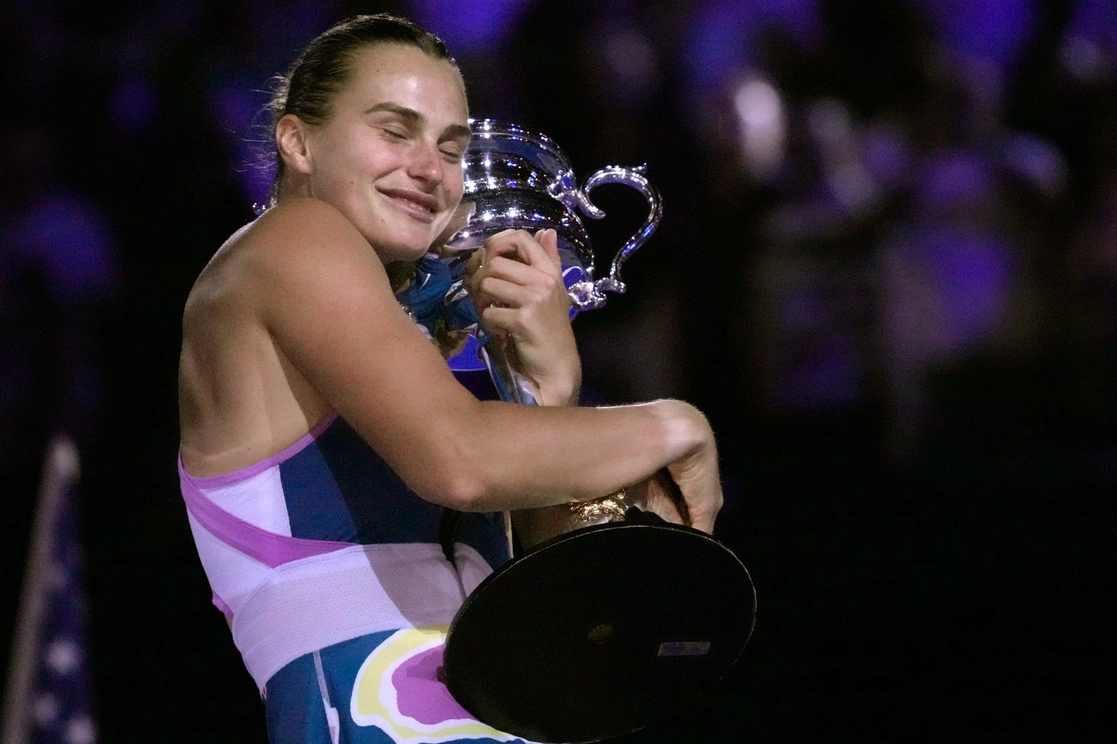 En una demostración de poderío físico, la bielorrusa Aryna Sabalenka levantó su primer Grand Slam tras remontar un set en contra a la kazaja Elena Rybakina, en la final del Abierto de Australia. Foto Ap