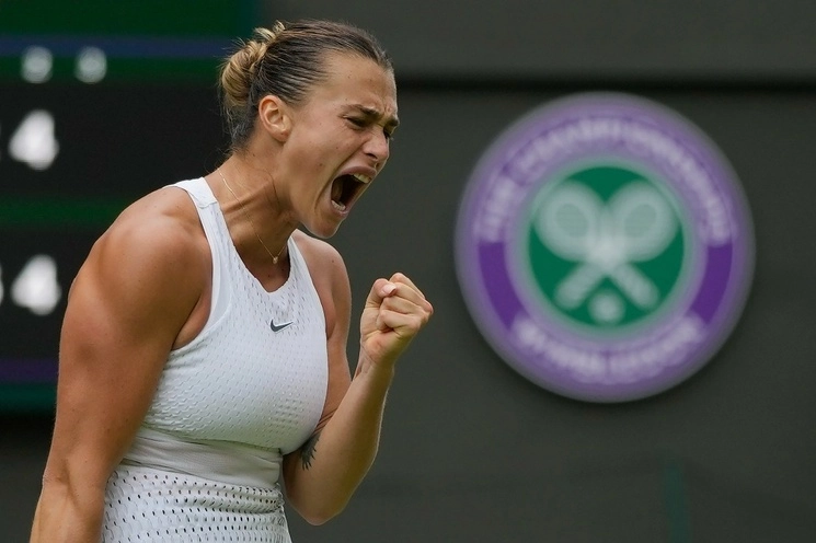 La número dos del mundo, Aryna Sabalenka, clasificó a las semifinales de Wimbledon con una victoria por 6-2 y 6-4 sobre la estadunidense Madison Keys, el 12 de julio de 2023. Foto Ap