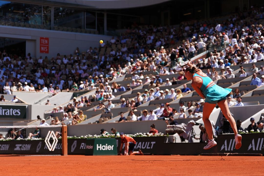 La bielorrusa Aryna Sabalenka no dio pie a la duda sobre la pista Philippe-Chatrier al vencer a la serbia Olga Danilovic por 6-2, 6-3, el 30 de mayo de 2025. Foto 