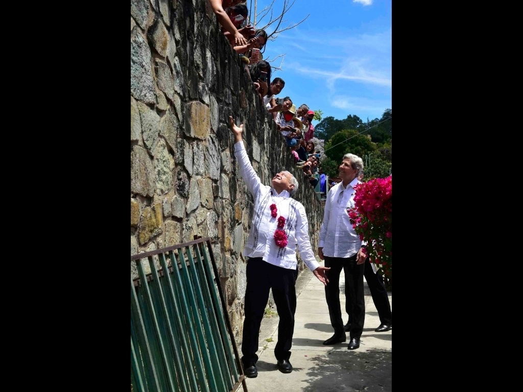 El presidente Andrés Manuel López Obrador y John Kerry, enviado especial de la Casa Blanca sobre Clima, acudieron a Guelatao, Oaxaca, para la conmemoración del 217 aniversario del natalicio de Benito Juárez. En la ceremonia destacaron la relación de amistad del Benemérito con Abraham Lincoln. Foto Presidencia