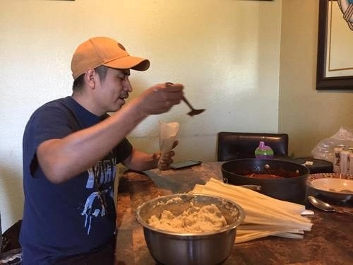 En Livermore, el cocinero Gerardo Manzano no ha hallado obstáculos para preparar sus platillos. Foto Kau Sirenio