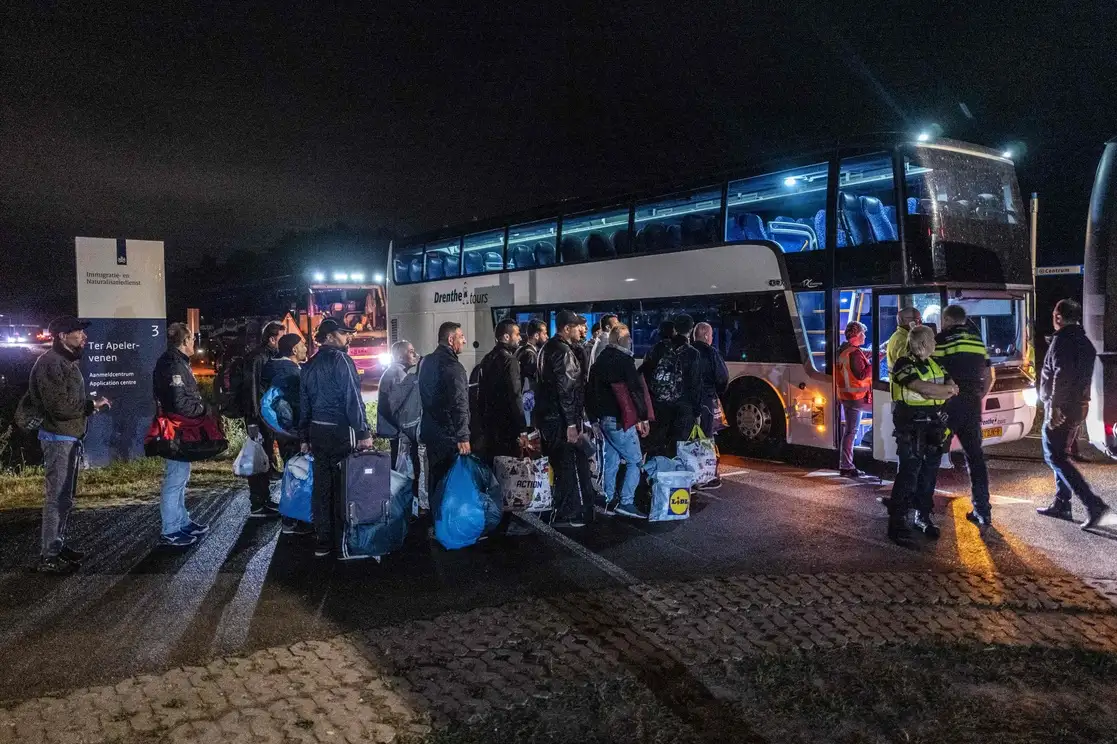 Solicitantes de asilo son trasladados desde el campamento migrante de Ter Apel hacia los lugares de recepción en el resto de Holanda, luego de la alarma de la Inspección de Salud y Juventud sobre la situación de salud en el lugar, el 26 de agosto de 2022. Foto Afp