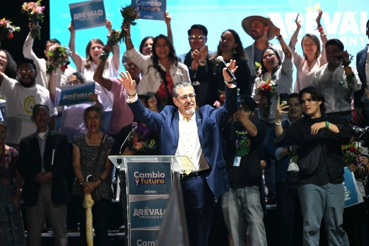 El aspirante a la presidencia de Guatemala por el Movimiento Semilla, Bernardo Arévalo, ayer en el cierre de campaña en la Plaza de la Constitución. El domingo enfrentará a Sandra Torres, de Unidad Nacional de la Esperanza, en segunda vuelta electoral. Foto Afp 