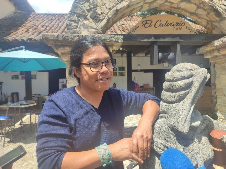 El sacerdote Juan Gabriel López Hernández atiende la cafetería El Calvario para recaudar fondos para la construcción de la casa parroquial del templo de San Judas Tadeo, el 12 de septiembre de 2023. Foto Elio Henríquez
