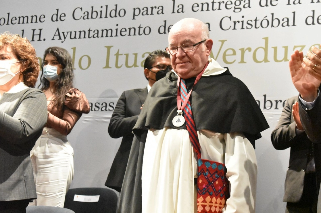 El sacerdote Gonzalo Itaurte durante la ceremonia. Foto Elio Henríquez