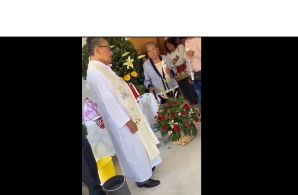 El sacerdote fue grabado mientras ofrecía una misa.