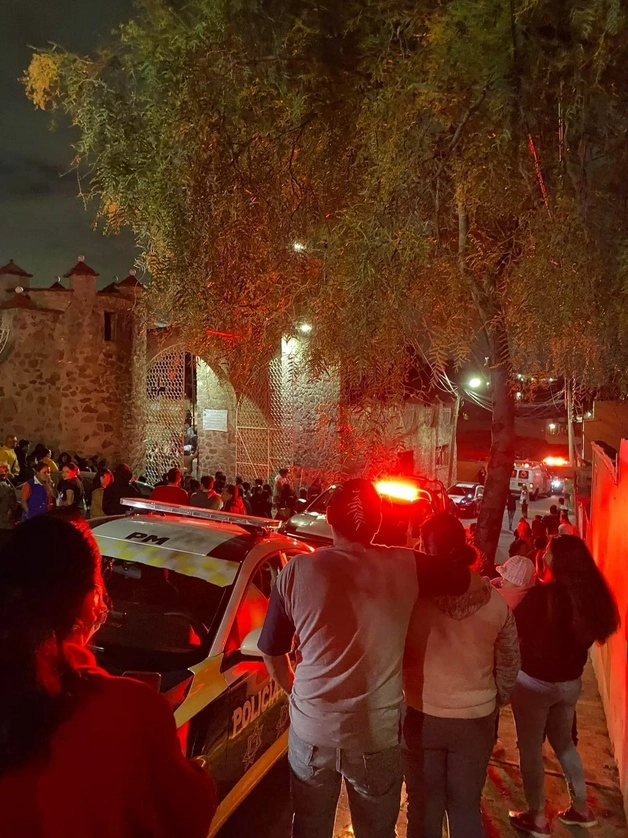 Las flamas alcanzaron al sacerdote y un civil que estaban en la iglesia. Foto La Jornada