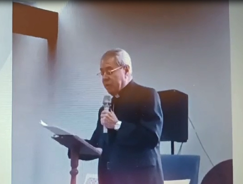Un sacerdote de Guanajuato fue captado mientras dirigía un mensaje sobre las preferencias electorales durante una misa dominical. Foto Captura del Video