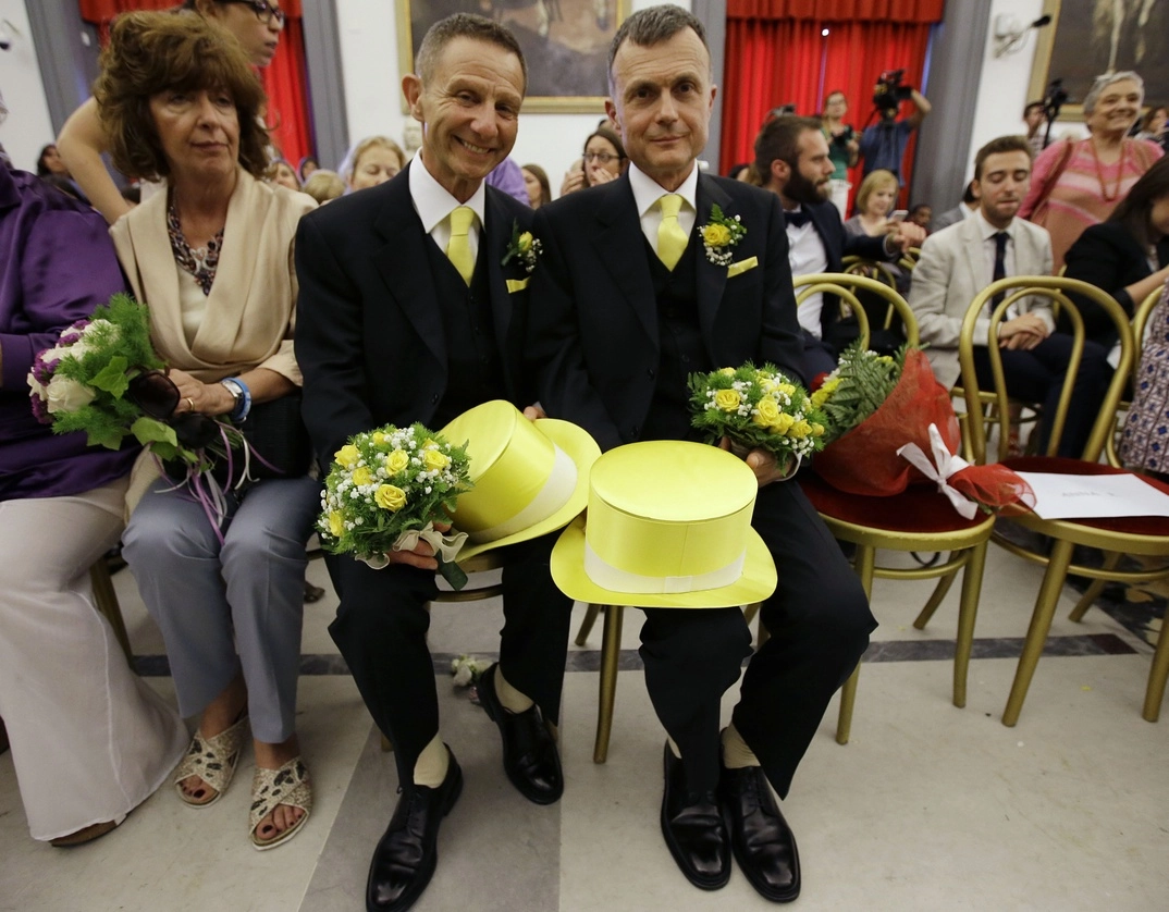 Una pareja aguarda que un funcionario municipal registre su unión civil durante una ceremonia en el Campidoglio Capitol Hill de Roma, Italia. Foto Ap / Archivo
