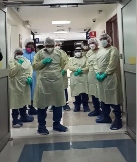En el video se observa a médicos y enfermeras escuchando la oración de los sacerdotes. Imagen tomada del video publicado en la página de Facebook @unidoscxto