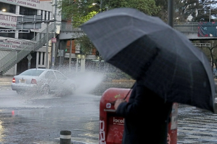 Finalmente, el titular del SACMEX informó sobre los 120 campamentos que durante la temporada de lluvias operarán de manera coordinada con Bomberos. Foto Roberto García Ortiz / archivo