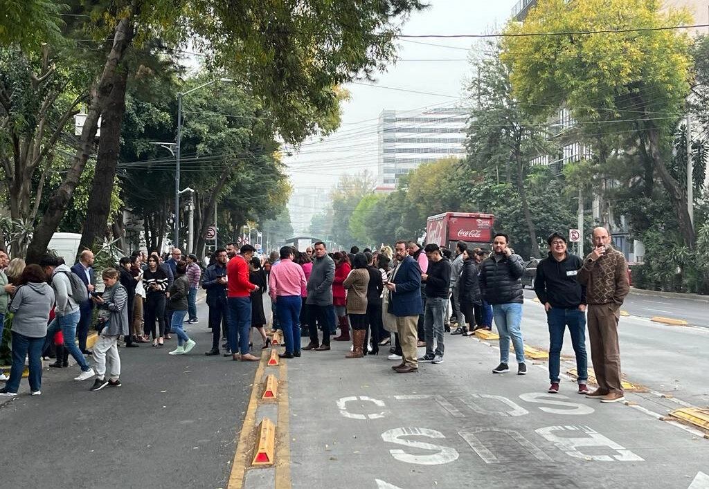 Los movimientos telúricos de ayer provocaron crisis nerviosas en algunos habitantes del poniente de la Ciudad de México. "Se escuchó un crujido fuerte y brincos repentinos", comentaron en las alcaldías afectadas. Especialistas señalaron que en el caso de Mixcoac "hay una serie de enjambres sísmicos" que están provocando reacomodos. Foto María Luisa Severiano



