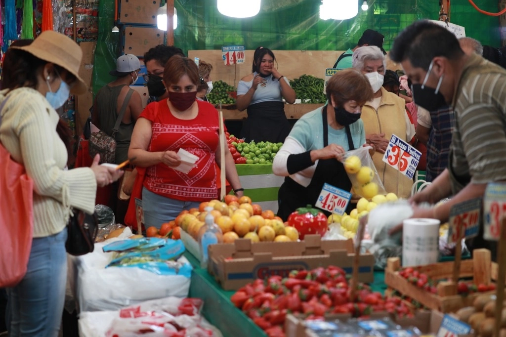 Vendimia dentro del Mercado de Jamaica, en la Ciudad de México. Foto María Luisa Severiano / Archivo