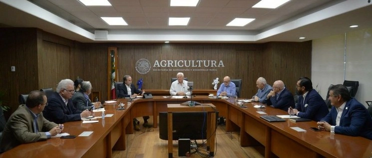 Víctor Villalobos, titular de la Sader, en reunión virtual y presencial con organismos agrarios y de distribución de alimentos. Foto @vmva1950