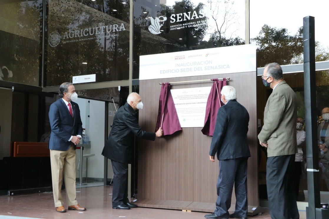 El titular de la Sader, Víctor Villalobos Arámbula, inaugura las nuevas instalaciones del Senasica. Foto tomada del Twitter @vmva1950
