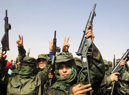 Independentistas del Frente Polisario, quienes retomaron las armas en noviembre pasado, desfilaron con motivo del 45 aniversario de la proclamación de la República Árabe Saharaui Democrática. Foto Ap