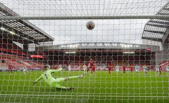 Mohamed Salah anotó una tripleta, que incluyó dos goles de penal, en la victoria del Liverpool por 4-3 sobre el recién ascendido Leeds United, que igualó el marcador en tres ocasiones. Foto Paul Ellis / Pool / Afp