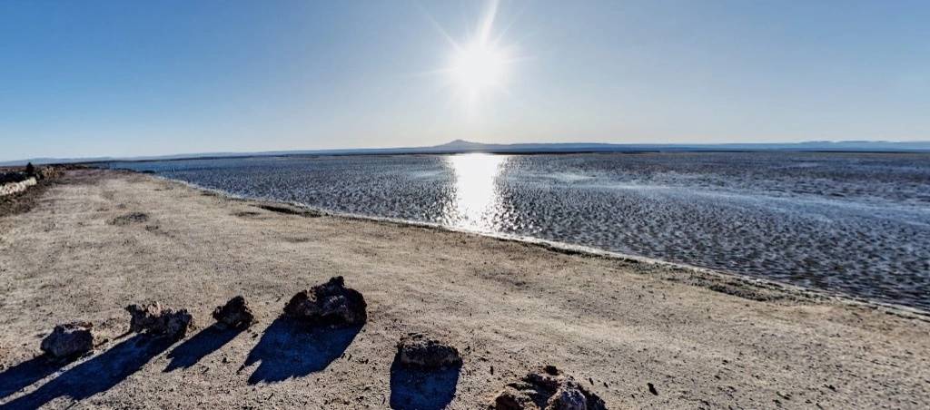 El litio que se extrae del salar de Atacama, en Chile, se obtiene por evaporación, lo que deriva en la pérdida significativa en los niveles de agua subterránea. Foto Tomada de Google Maps