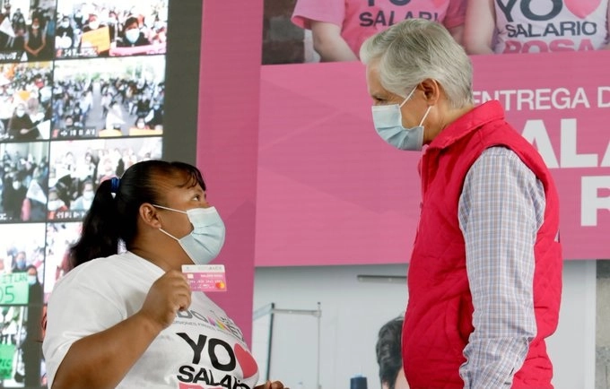El gobernador mexiquense, Alfredo del Mazo Maza, afirmó que el programa Salario Rosa está llegando a la gente que más lo necesita y que reciben apoyos por primera vez. Foto tomada del Twitter de @alfredodelmazo