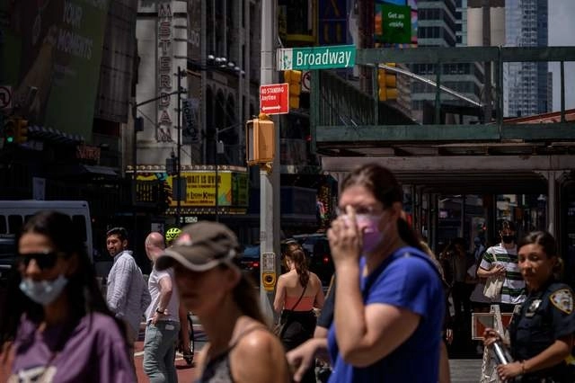 Transeúntes caminan por calles de Nueva York en imagen de archivo. Foto Afp