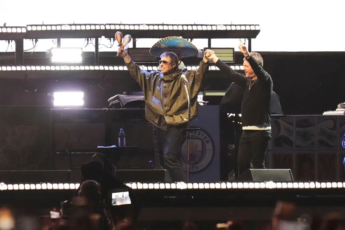 Tomados de la mano, los hermanos Liam y Noel Gallagher aparecieron en el escenario para dar inicio a su concierto. Foto