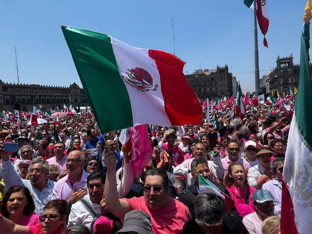 Simpatizantes escuchan el discurso de la candidata presidencial por la coalición Fuerza y Corazón por México, Xóchitl Gálvez, durante el mitin de la "marea rosa", en el Zócalo capitalino, el 19 de mayo de 2024. Foto Luis Castillo
