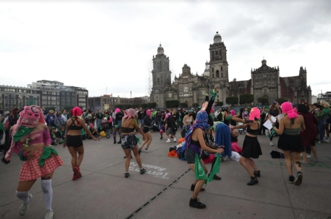 Tras el seguimiento que se mantuvo durante la marcha, a través del circuito de seguridad de la Ciudad de México. Foto Yazmín Ortega