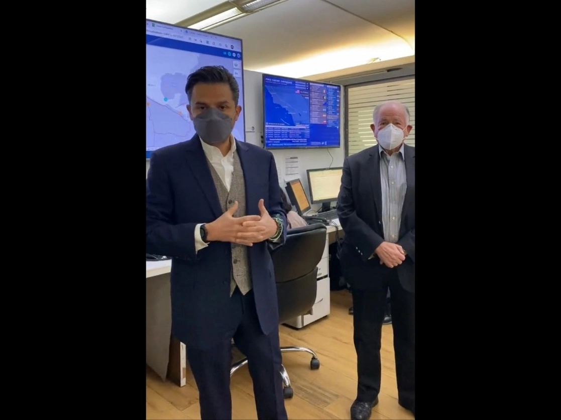 El director general del IMSS acudió al Centro Virtual de Operaciones en Emergencias y Desastres para verificar la correcta aplicación de los protocolos de actuación y el estado de la infraestructura hospitalaria en las entidades tras el sismo de hoy. Imagen tomada del video difundido a través del Twitter de @zoerobledo