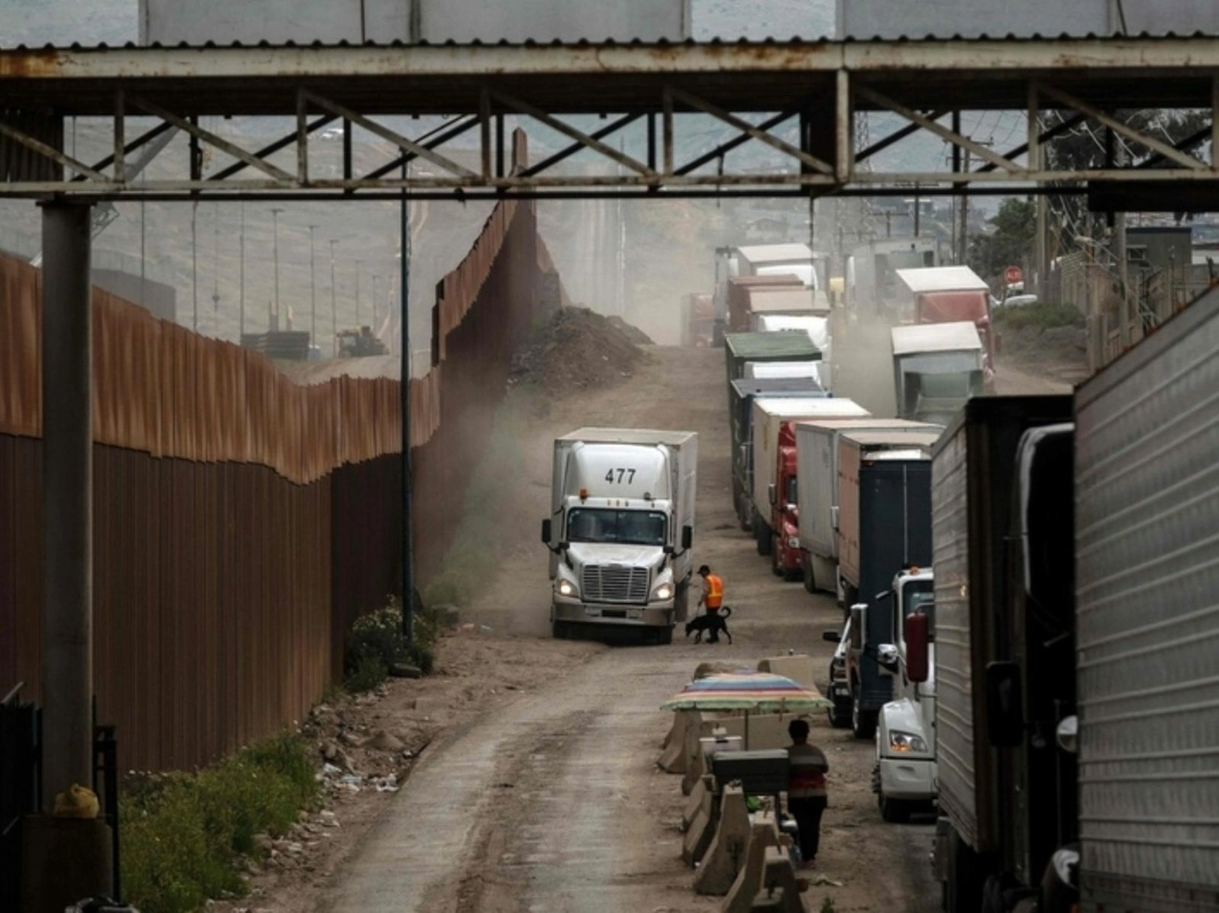 Transportistas hacen fila para cruzar a Estados Unidos por la Mesa de Otay. Foto Afp / Archivo