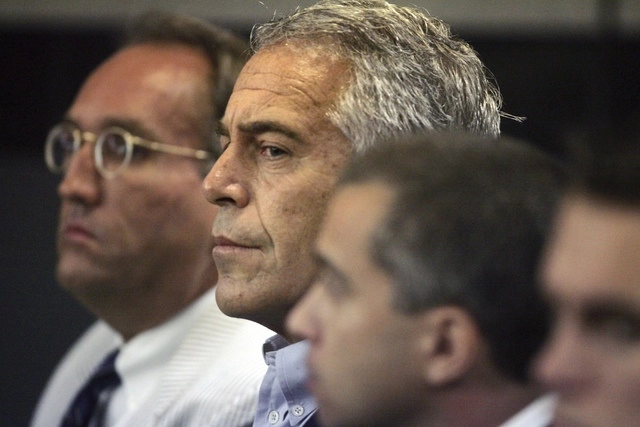 El magnate Jeffrey Epstein (c) en imagen de archivo. Foto Ap