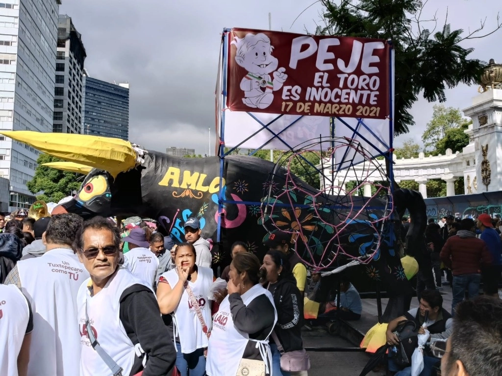 Simpatizantes del presidente saliente, Andrés Manuel López Obrador, festejan en el Hemiciclo a Juárez, en la Ciudad de México, el 1 de octubre de 2024. Foto César Arellano
